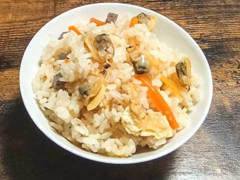 今日は、冷凍むきあさりの炊き込みご飯